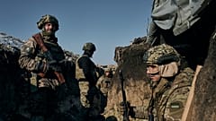 جنود أوكرانيون على خط الجبهة في دونيتسك بالقرب من بخموت 