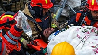 A 36 éves Ergin Guzeloglant öt nappal házának összedőlése után mentették ki élve 