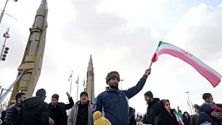 Varias personas celebrando el aniversario de la Revolución Islámica en Tehera´n
