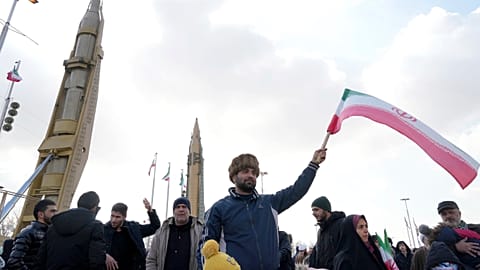 Varias personas celebrando el aniversario de la Revolución Islámica en Tehera´n