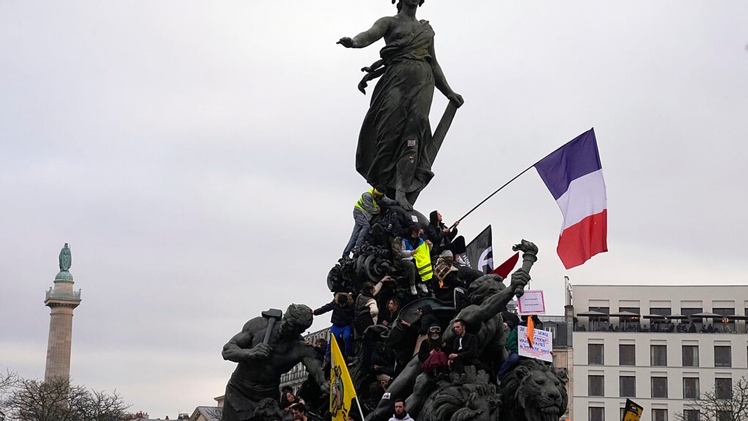 Quasi un milione di francesi in strada contro l'innalzamento dell'età pensionabile