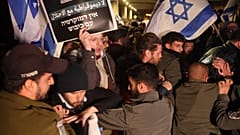  الشرطة الإسرائيلية تغلق الطريق أمام المتظاهرين خلال تجمع وسط تل أبيب، ضد مشروع تعديل النظام القضائي- 11 فبراير 2023