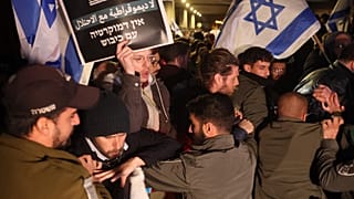  الشرطة الإسرائيلية تغلق الطريق أمام المتظاهرين خلال تجمع وسط تل أبيب، ضد مشروع تعديل النظام القضائي- 11 فبراير 2023