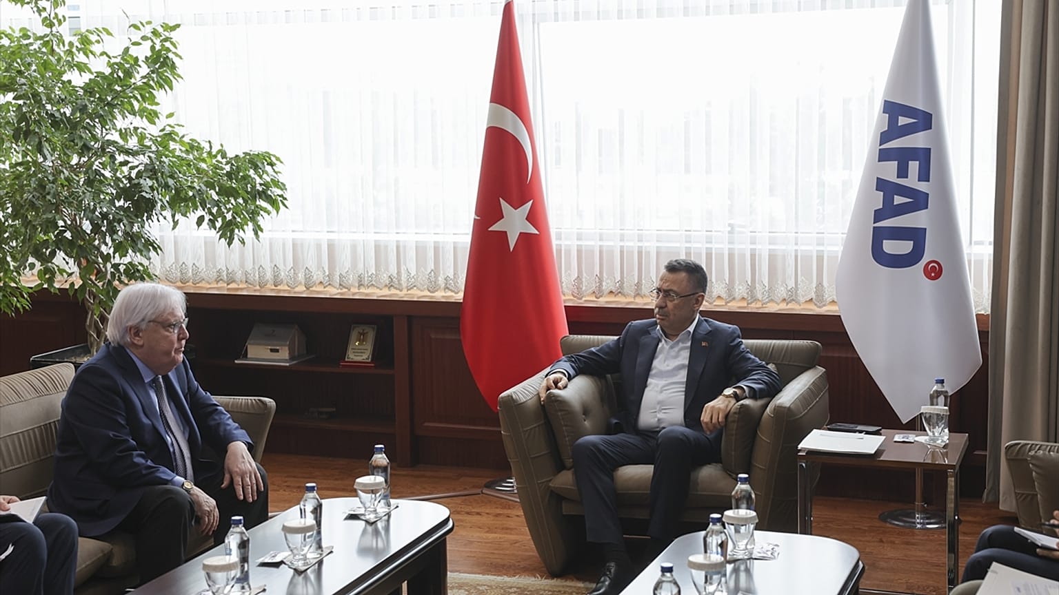Cumhurbaşkanı Yardımcısı Fuat Oktay (sağda), Birleşmiş Milletler (BM) İnsani İşlerden Sorumlu Genel Sekreter Yardımcısı ve Acil Yardım Koordinatörü Martin Griffiths (solda) 