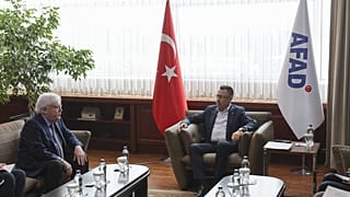 Cumhurbaşkanı Yardımcısı Fuat Oktay (sağda), Birleşmiş Milletler (BM) İnsani İşlerden Sorumlu Genel Sekreter Yardımcısı ve Acil Yardım Koordinatörü Martin Griffiths (solda) 