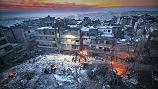 Depremde İdlib kentine bağlı Selkin beldesinde çok sayıda bina yıkıldı.