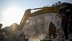 Depremler sonrası sorumlular gözaltına alınmaya başladı