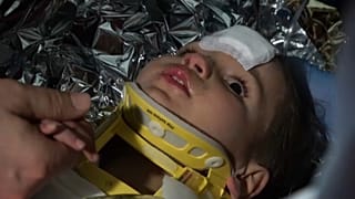 كشف وزير الصحة على الطفلة ما إن تم سحبها من تحت الأنقاض 