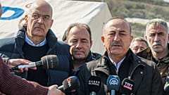 وزير الخارجية اليوناني نيكوس ديندياس ونظيره  التركي مولود تشاوش أوغلو 
