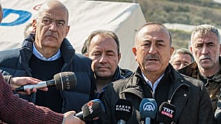 وزير الخارجية اليوناني نيكوس ديندياس ونظيره  التركي مولود تشاوش أوغلو 
