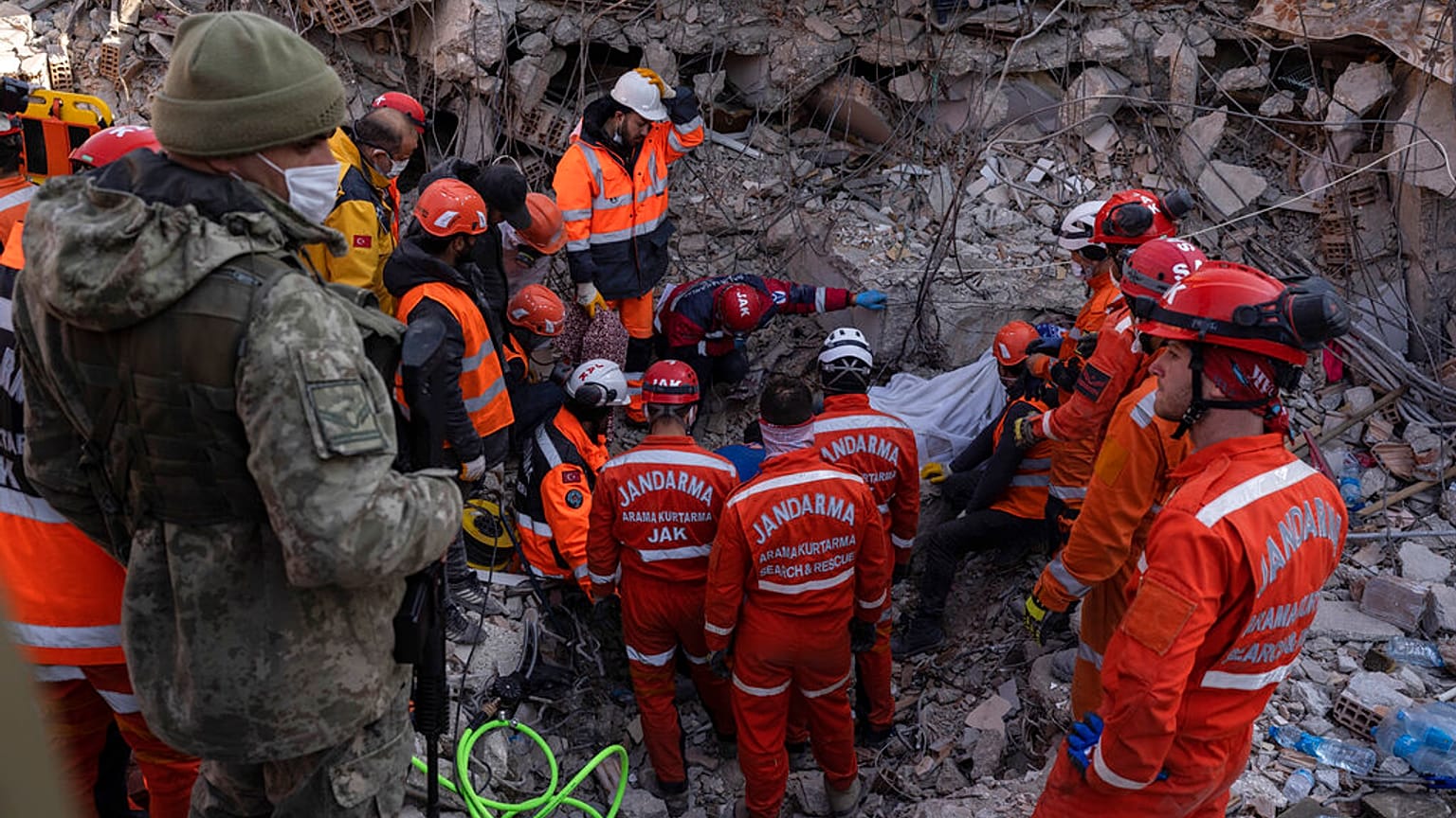 In mehreren türkischen Städten laufen die Rettgungsarbeiten weiter auf Hochtouren - wie hier in Antakya