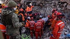 In mehreren türkischen Städten laufen die Rettgungsarbeiten weiter auf Hochtouren - wie hier in Antakya