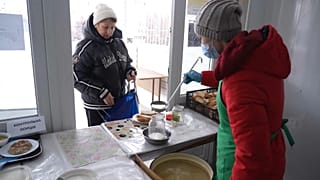 Una escuela reconvertida en un centro humanitario en el barrio de Saltivka, en Járkov (Ucrania).