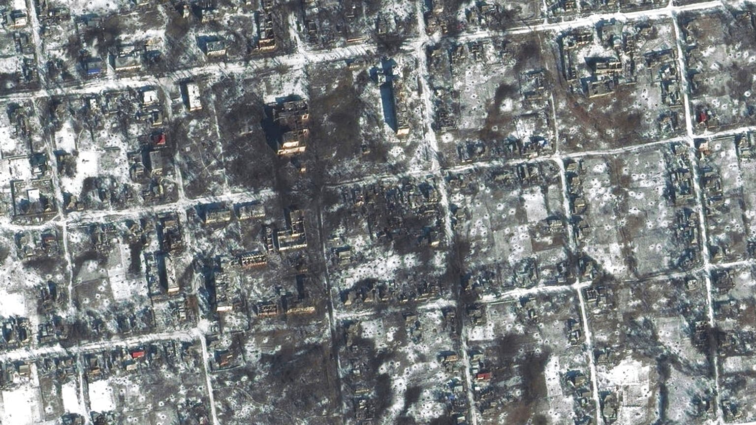 Esta imagen de satélite proporcionada por Maxar Technologies muestra zonas dañadas en Petrivka de la región de Donetsk, Ucrania, viernes 10 de febrero de 2023.