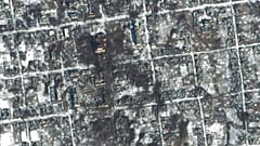 Esta imagen de satélite proporcionada por Maxar Technologies muestra zonas dañadas en Petrivka de la región de Donetsk, Ucrania, viernes 10 de febrero de 2023.