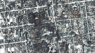 Esta imagen de satélite proporcionada por Maxar Technologies muestra zonas dañadas en Petrivka de la región de Donetsk, Ucrania, viernes 10 de febrero de 2023.