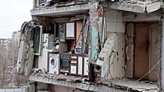 مبنى سكني في مدينة ماريوبول تدمر خلال القصف والقتال بين الجيش الأوكراني والقوات الروسية التي أصبحت تسيطر على المدينة