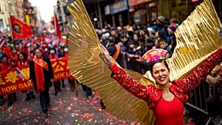 New-yorkais et touristes célèbrent le Nouvel An lunaire dans le quartier chinois de Manhattan, le dimanche 12 février 2023, à New York.