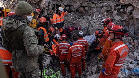 Huseyin Seferoglou, 23 ans, extrait des décombres d'un immeuble effondré à Antakya (Turquie) - 12.02.2023
