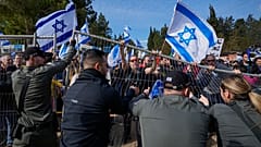 Протестующие пытаются прорваться через полицейское оцепление во время митинга против планов правительства реорганизовать судебную систему, Иерусалим, 13 февраля 2023 года.