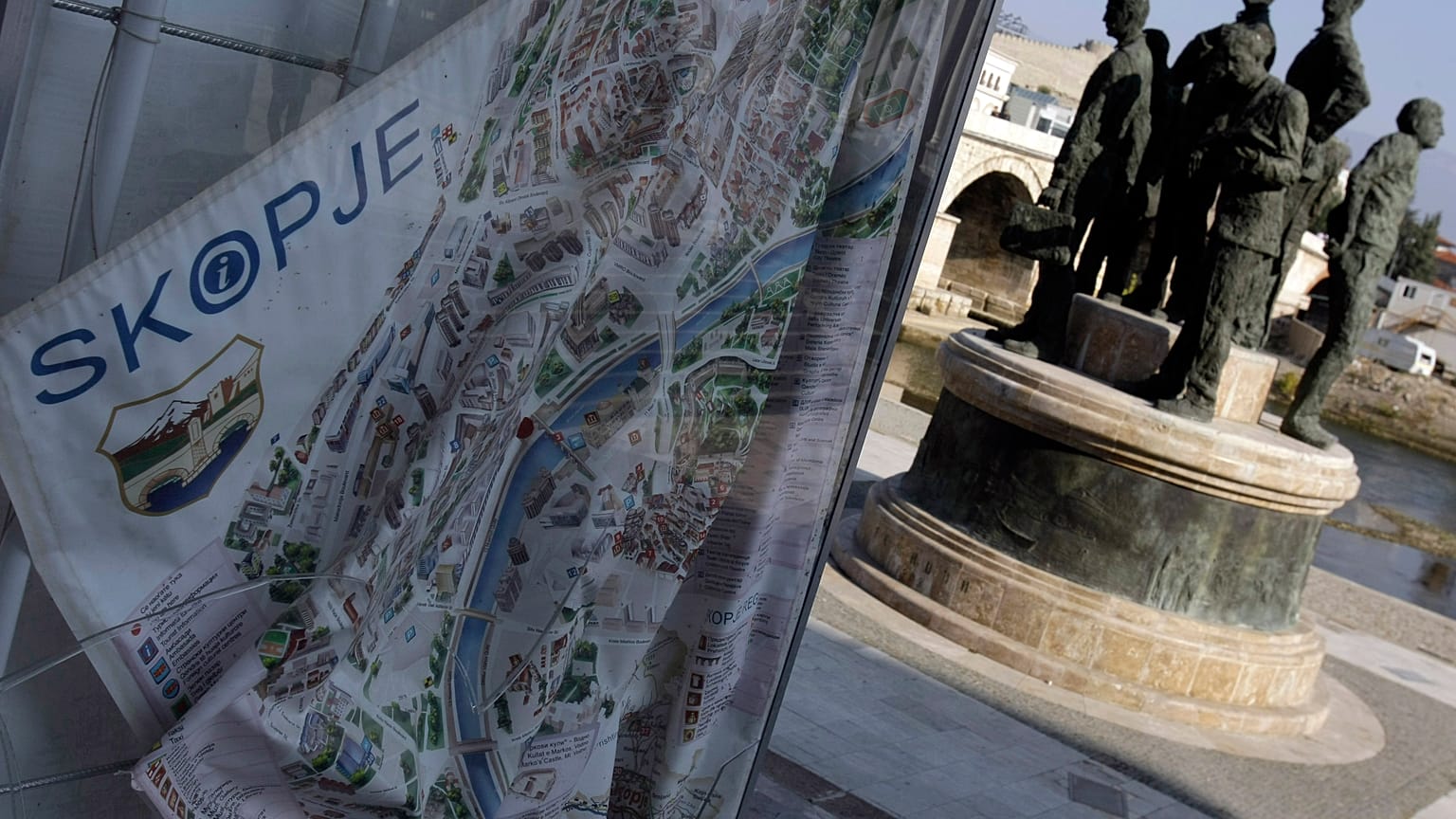Foto vom 23. Oktober 2012 mit dem Stadtplan von Skopje vor dem Denkmal "Schiffer von Thessaloniki" in der Innenstadt von Skopje
