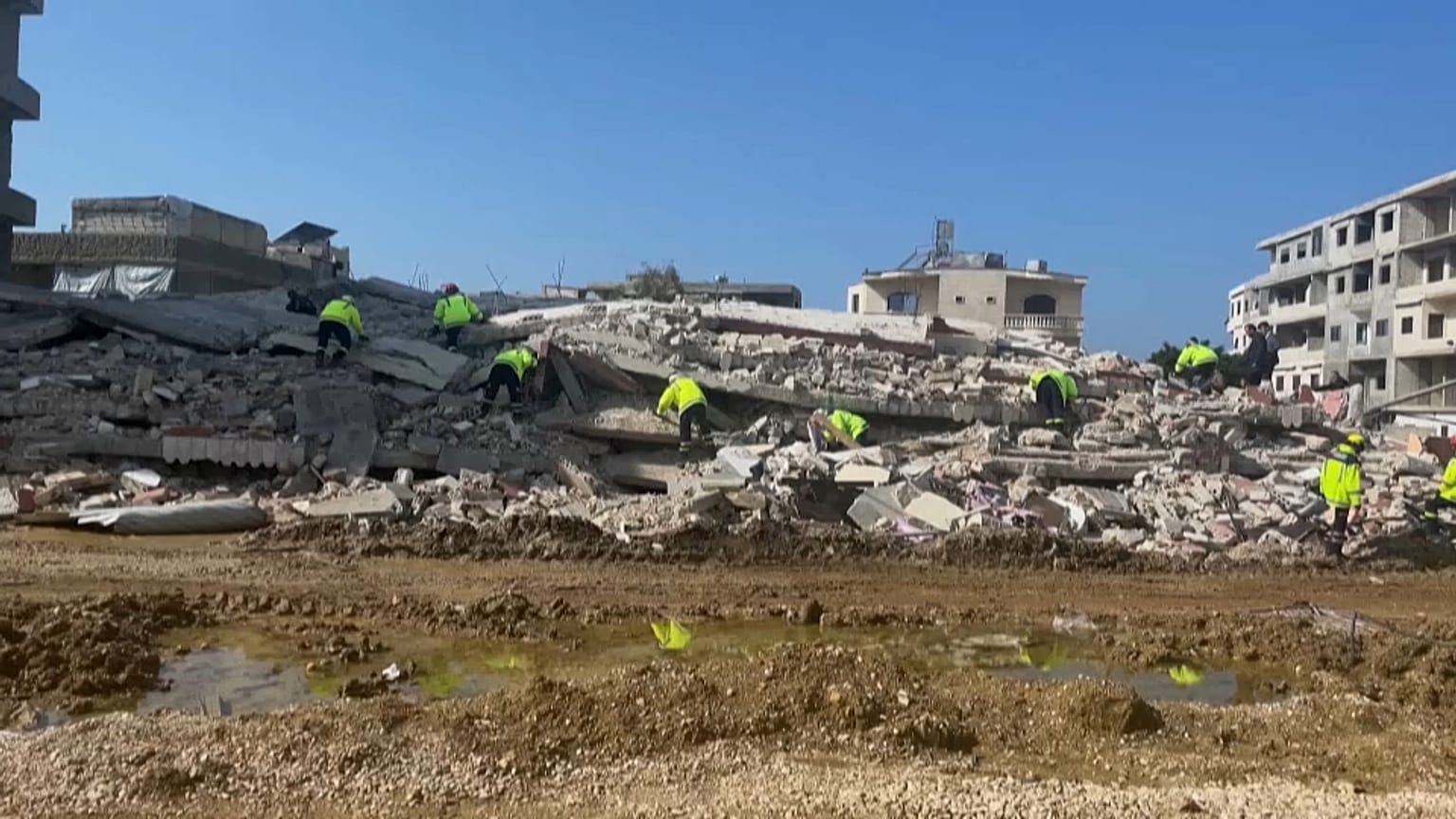 Emirati continue search and rescue operations in devastated Syria
