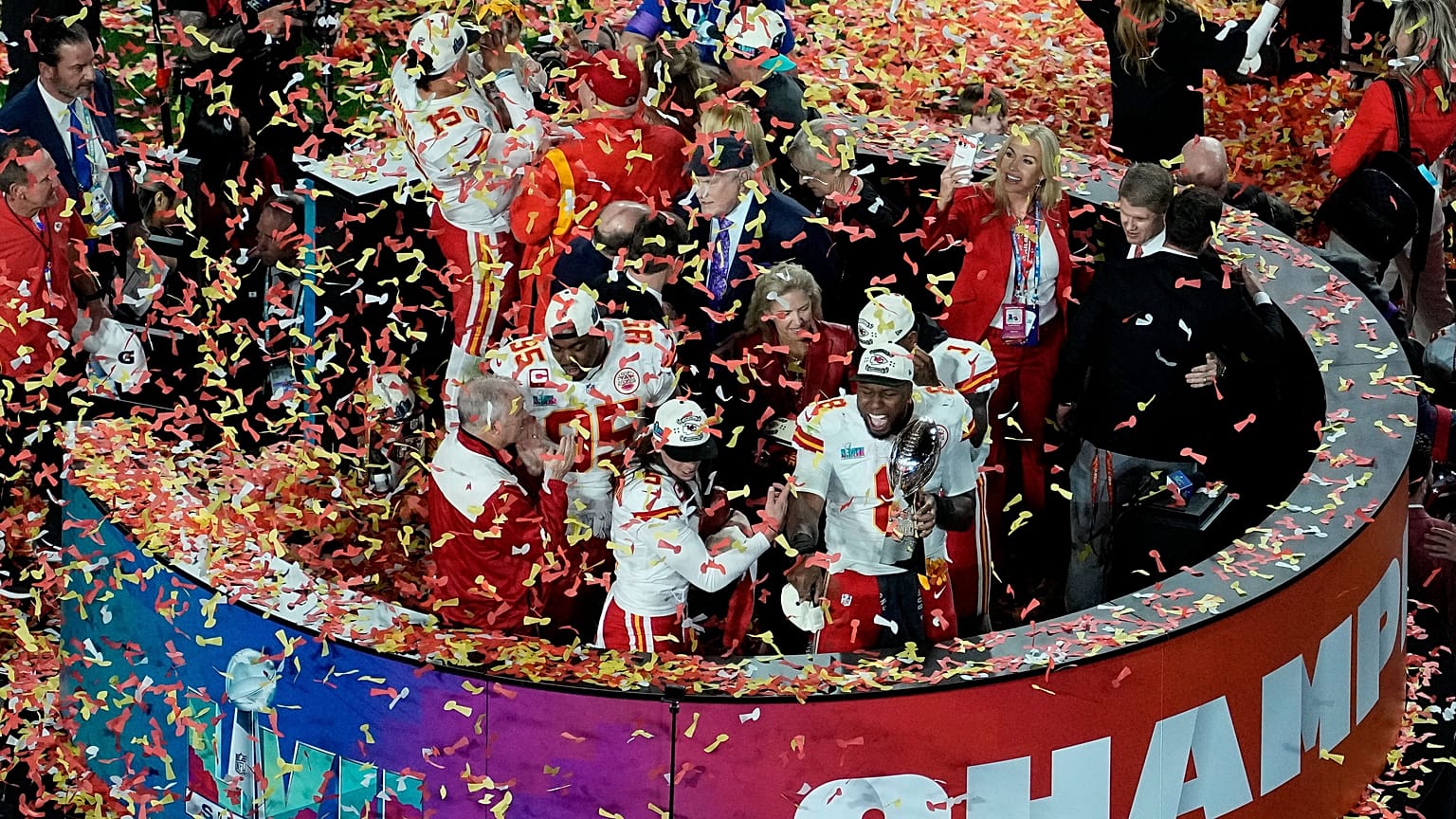 A Kansas City Chiefs játékosai (fehér mezben) a Vince Lombardi-trófeával ünnepelnek a mérkőzés után.