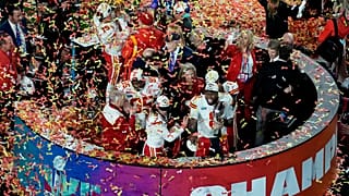 A Kansas City Chiefs játékosai (fehér mezben) a Vince Lombardi-trófeával ünnepelnek a mérkőzés után.