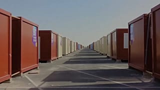 الكرفانات السكنية التي تنقلها قطر إلى تركيا وسوريا 