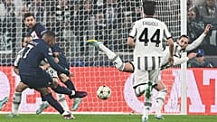 A PSG játékosa, Kylian Mbappe (7) gólt lő a Juventus elleni BL-találkozón, csapattársa, Lionel Messi igyekszik elugrani a labda elől Torinóban 2022. november 2-án.