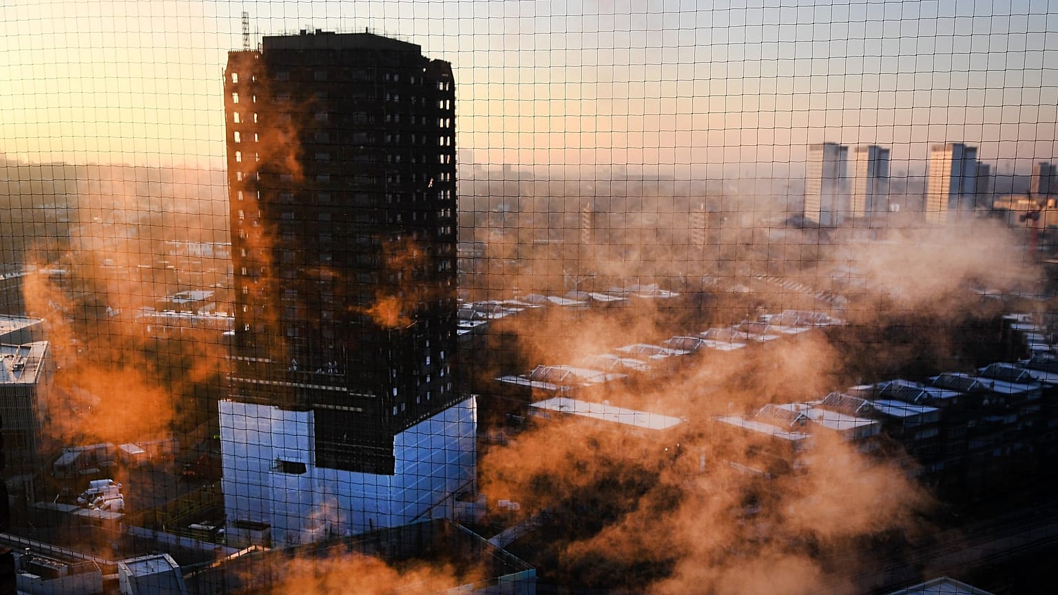 A nyugat-londoni Grenfell Tower toronyház kiégett épülete 2017. december 12-én.