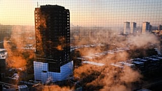 A nyugat-londoni Grenfell Tower toronyház kiégett épülete 2017. december 12-én.