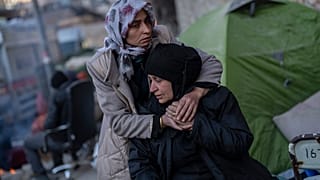 حزن أسرة بعد لحظات من انتشال جثة أحد أقاربها من مبنى دمر خلال الزلزال في أنطاكيا، جنوب شرق تركيا. 2023/02/14