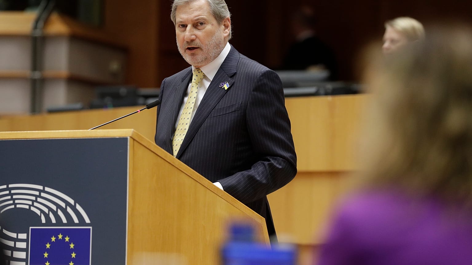 Johannes Hahn felszólal az Európai Parlament plenáris ülésén Brüsszelben 2023. február 2-án.