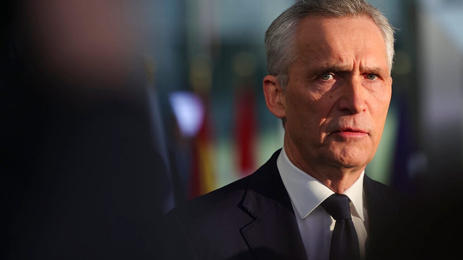 Il Segretario generale della NATO, Stoltenberg: "Parleremo dei caccia, ma la priorità è assicurare a Kiev armi pesanti e munizioni"