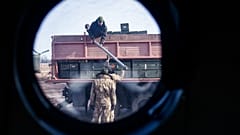 Mitglieder der Hubschrauberbesatzung der 18. separaten Heeresfliegerbrigade entladen vor einem Einsatz in der Ostukraine am 9. Februar 2023 einen Lkw mit Munition.