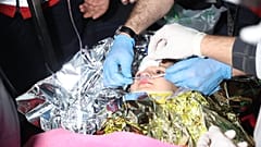 Hatay'da enkazdan çıkartılan çocuk