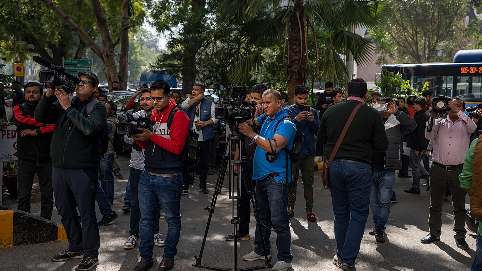 Riporterek a BBC irodájának otthont adó újdelhi épület kapujánál 2023. február 14-én