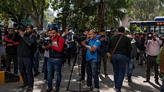 Riporterek a BBC irodájának otthont adó újdelhi épület kapujánál 2023. február 14-én