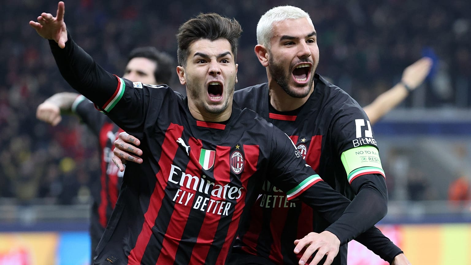 A gólszerző Brahim Diaz (balra) és Theo Hernández a Milan vezető gólját ünneplik a Tottenham elleni BL-nyolcaddöntő milánói mérkőzésén a San Siro Stadionban.