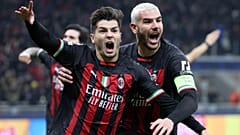 A gólszerző Brahim Diaz (balra) és Theo Hernández a Milan vezető gólját ünneplik a Tottenham elleni BL-nyolcaddöntő milánói mérkőzésén a San Siro Stadionban.