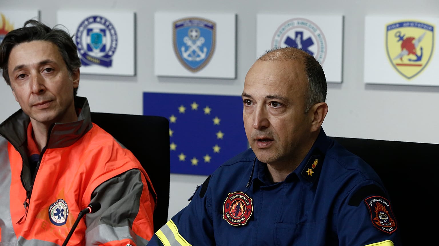 Ο επιπυραγός Παναγιώτης Γιαννόπουλος (Δ) δίπλα στον διασώστη, Ευθύμη Αραβανή (Α) σε συνέντευξη τύπου μετά την επιστροφή της αποστολής της ΕΜΑΚ από την Τουρκία