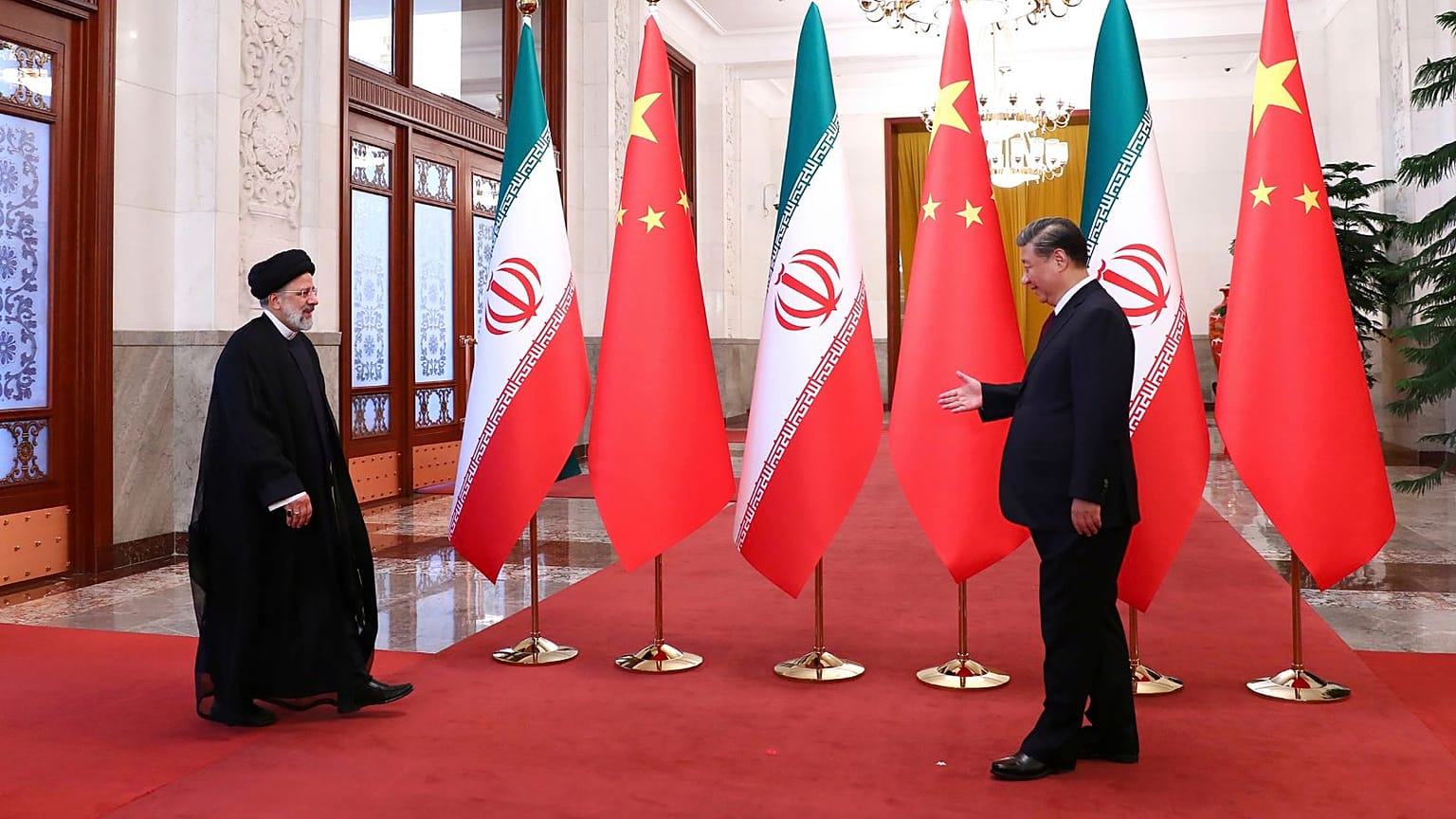 عکس منتشر شده توسط خبرگزاری شینهوا، ابراهیم رئیسی، در سمت چپ، با شی جین پینگ، رئیس جمهور چین، قبل از دیدار آنها در تالار بزرگ مردم در پکن، سه شنبه، ۱۴ فوریه ۲۰۲۳، دست می دهد.
