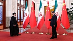 عکس منتشر شده توسط خبرگزاری شینهوا، ابراهیم رئیسی، در سمت چپ، با شی جین پینگ، رئیس جمهور چین، قبل از دیدار آنها در تالار بزرگ مردم در پکن، سه شنبه، ۱۴ فوریه ۲۰۲۳، دست می دهد.