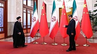 عکس منتشر شده توسط خبرگزاری شینهوا، ابراهیم رئیسی، در سمت چپ، با شی جین پینگ، رئیس جمهور چین، قبل از دیدار آنها در تالار بزرگ مردم در پکن، سه شنبه، ۱۴ فوریه ۲۰۲۳، دست می دهد.
