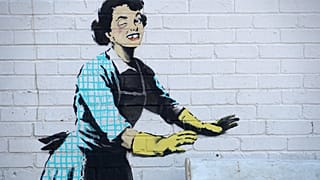 Eine Banksy-Kunstinstallation in Margate wurde zum Teil entfernt, weil der Gefrierschrank nach Angaben der Stadtverwaltung ein Sicherheitsrisiko darstellte.