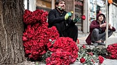 بائع أزهار في كابول، أفغانستان خلال عيد الحب 