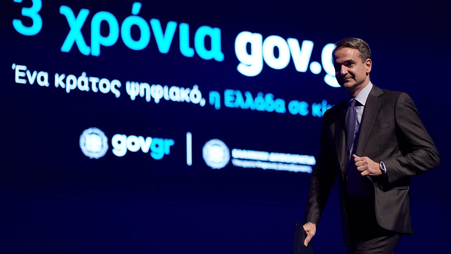 Ο πρωθυπουργός Κυριάκος Μητσοτάκης, κατεβαίνει από το βήμα μετά την ομιλία του κατά τη διάρκεια της εκδήλωσης στο Μέγαρο Μουσικής
