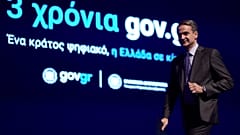 Ο πρωθυπουργός Κυριάκος Μητσοτάκης, κατεβαίνει από το βήμα μετά την ομιλία του κατά τη διάρκεια της εκδήλωσης στο Μέγαρο Μουσικής