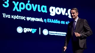 Ο πρωθυπουργός Κυριάκος Μητσοτάκης, κατεβαίνει από το βήμα μετά την ομιλία του κατά τη διάρκεια της εκδήλωσης στο Μέγαρο Μουσικής
